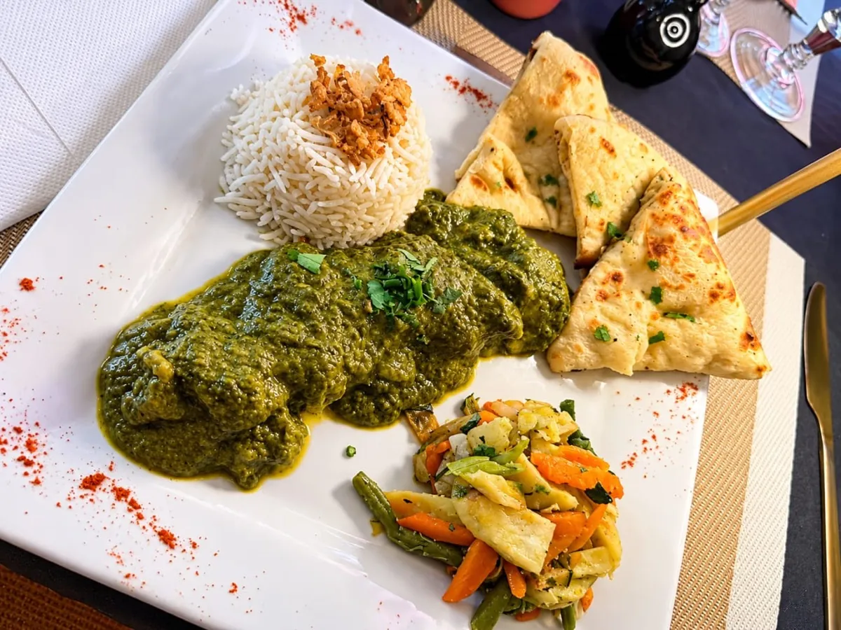 Curry vert aux herbes, riz basmati, naan et légumes sautés