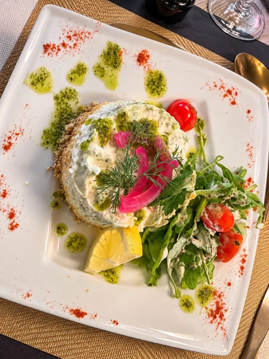 Flan de crabe, crème à la ciboulette, radis rose et citron