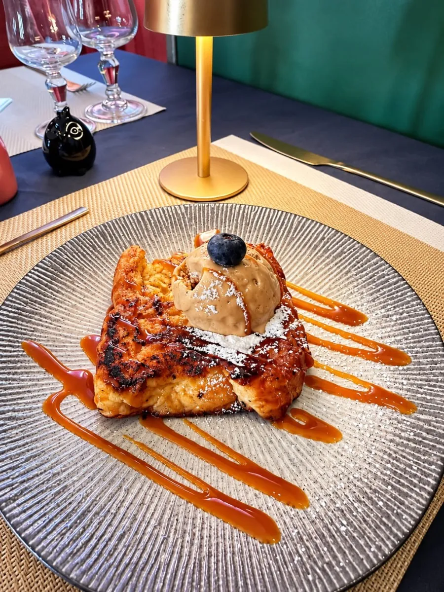 Brioche perdue caramélisée, caramel au beurre salé et glace