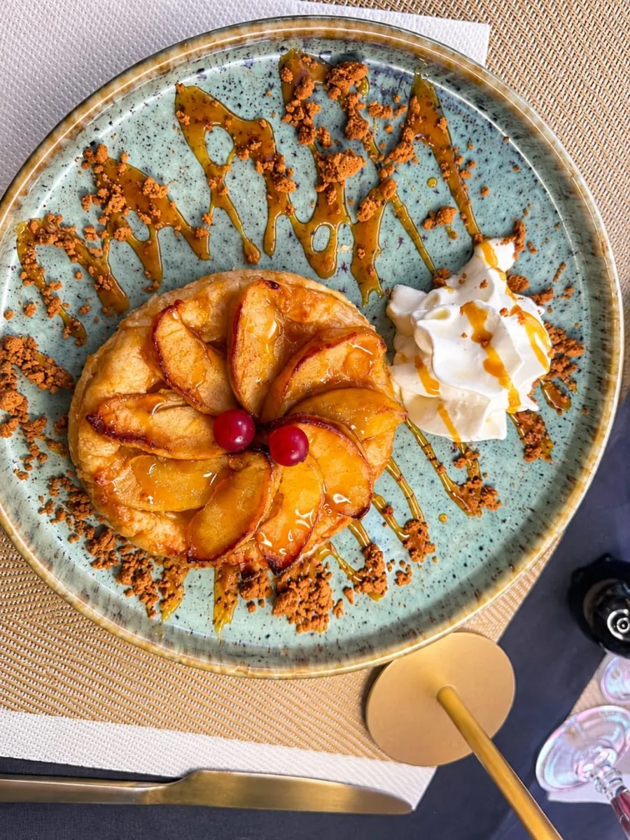 Tarte aux pommes tiède, crème fouettée et crumble